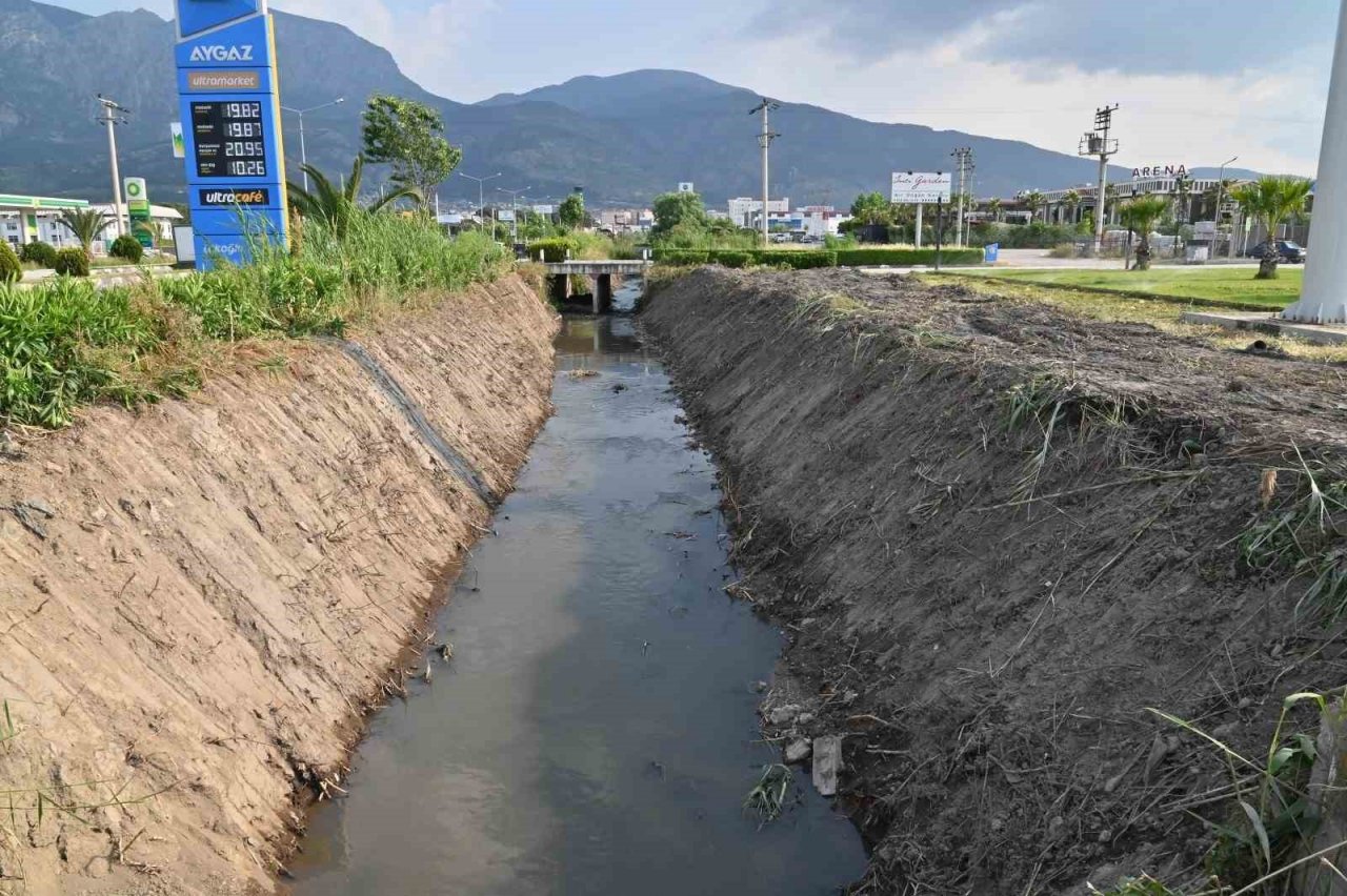 Manisa merkezdeki 2 mahalleden geçen kurutma kanalı temizleniyor