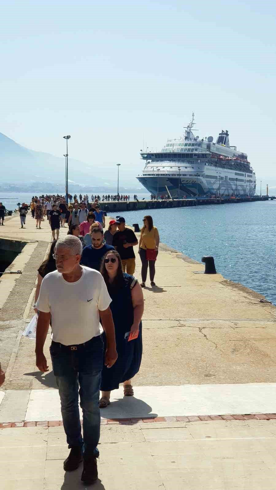 13 yıl aradan sonra İsrailli turist taşıyan ilk gemi Alanya Limanı’na demir attı