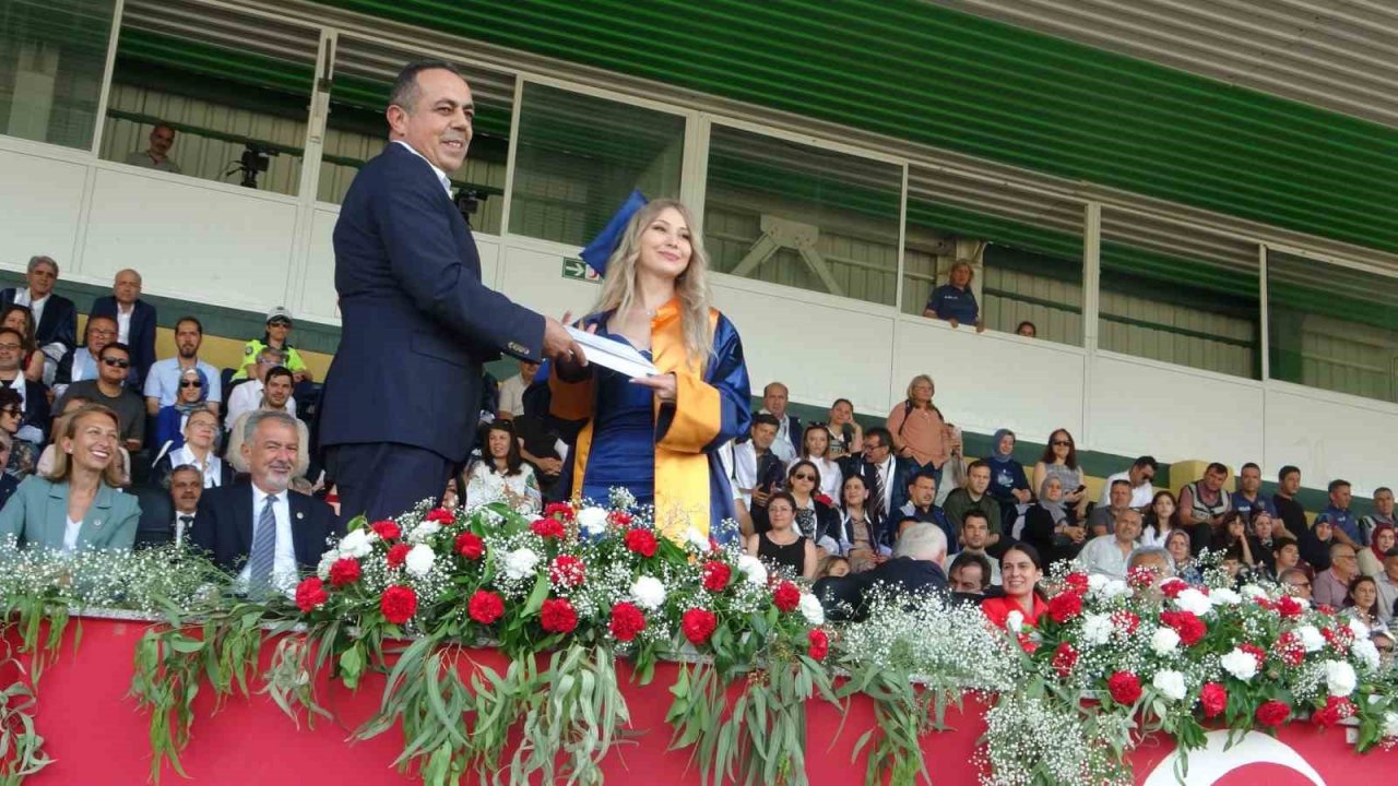 MSKÜ’de binlerce öğrenci mezuniyet mutluğu yaşadı