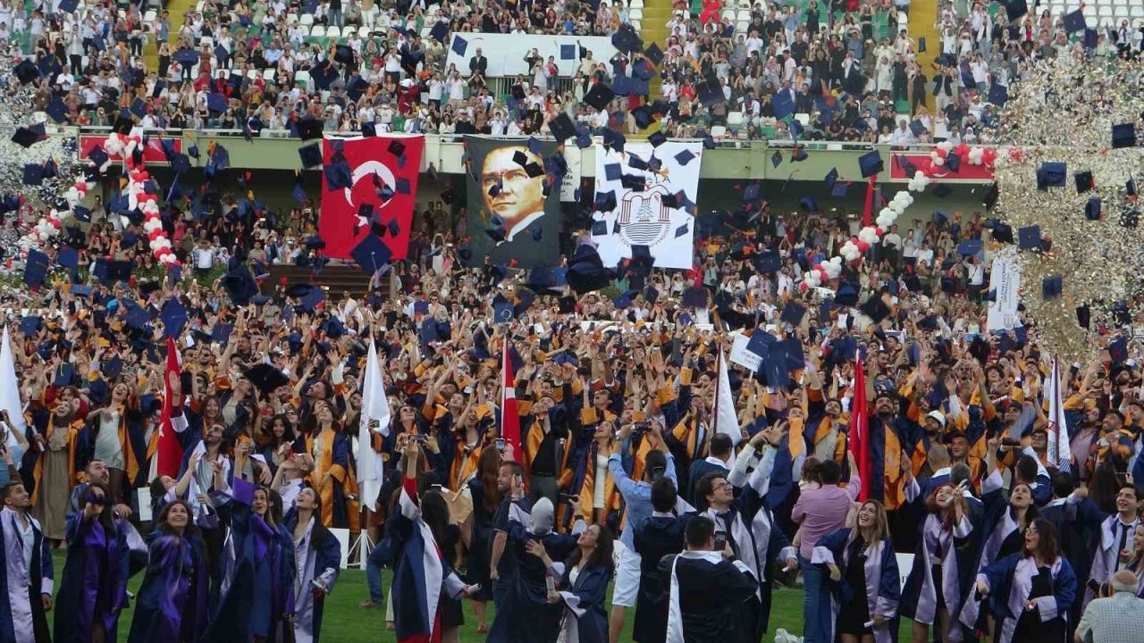 MSKÜ’de binlerce öğrenci mezuniyet mutluğu yaşadı