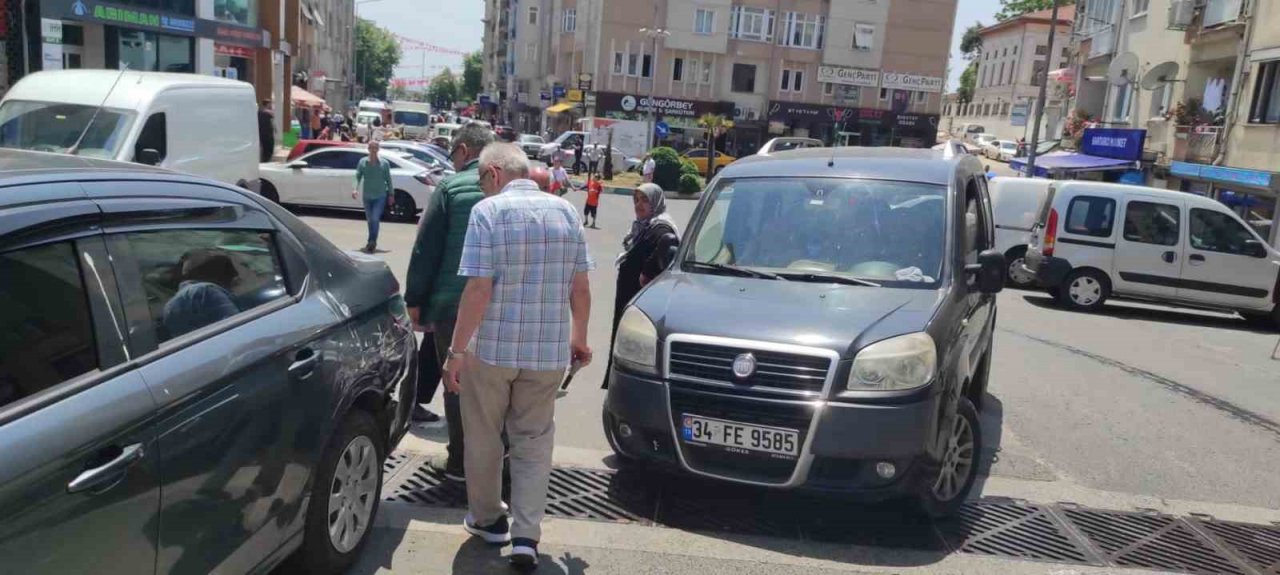 Çarptığı araç geri giderek başka araca çarptı, o anlar kameraya yansıdı