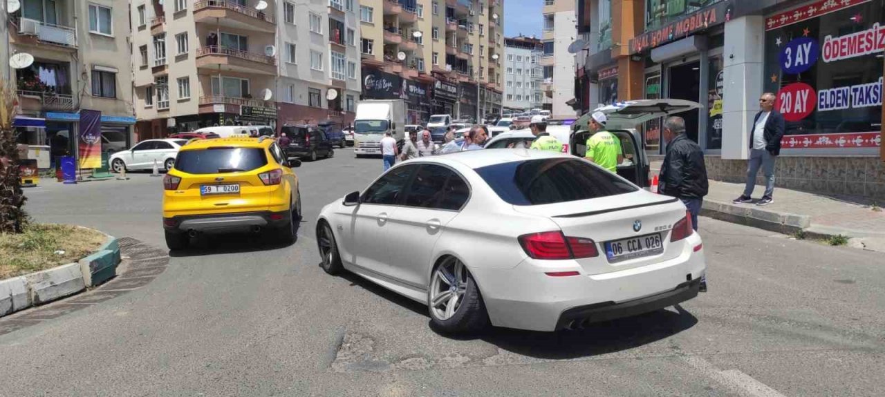Çarptığı araç geri giderek başka araca çarptı, o anlar kameraya yansıdı