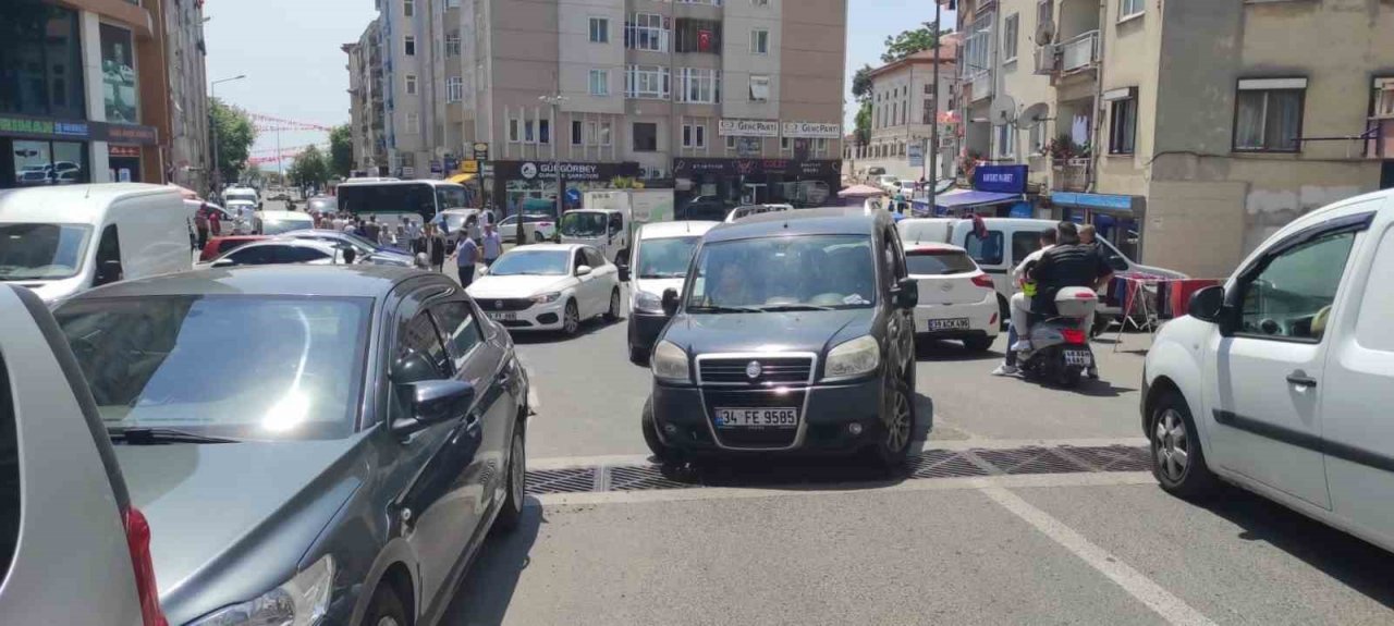 Çarptığı araç geri giderek başka araca çarptı, o anlar kameraya yansıdı