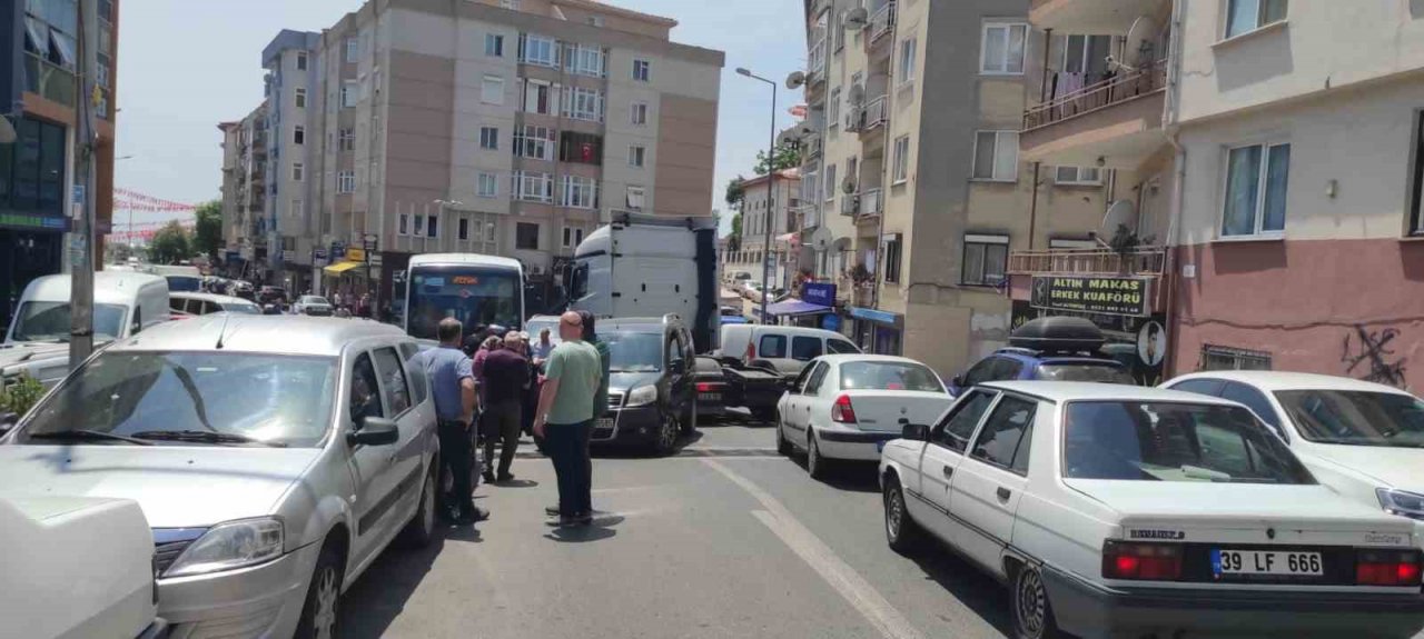 Çarptığı araç geri giderek başka araca çarptı, o anlar kameraya yansıdı