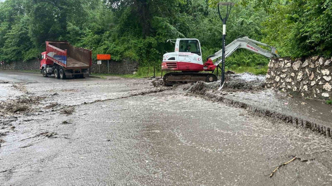 Ordu Aybastı’da sağanak etkili oldu, dere taştı