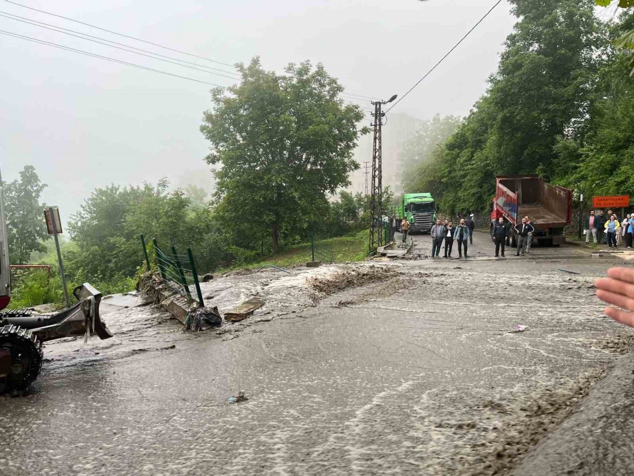 Ordu Aybastı’da sağanak etkili oldu, dere taştı
