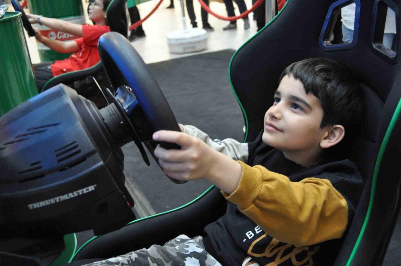 Yarış severler simülatör koltuğunda gerçek sürüş keyfi yaşadı