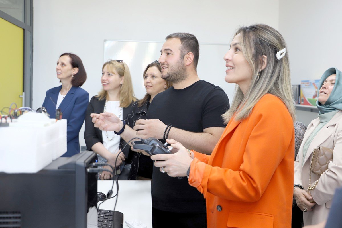 Protokol eşlerinden SBTÜ’ye ziyaret