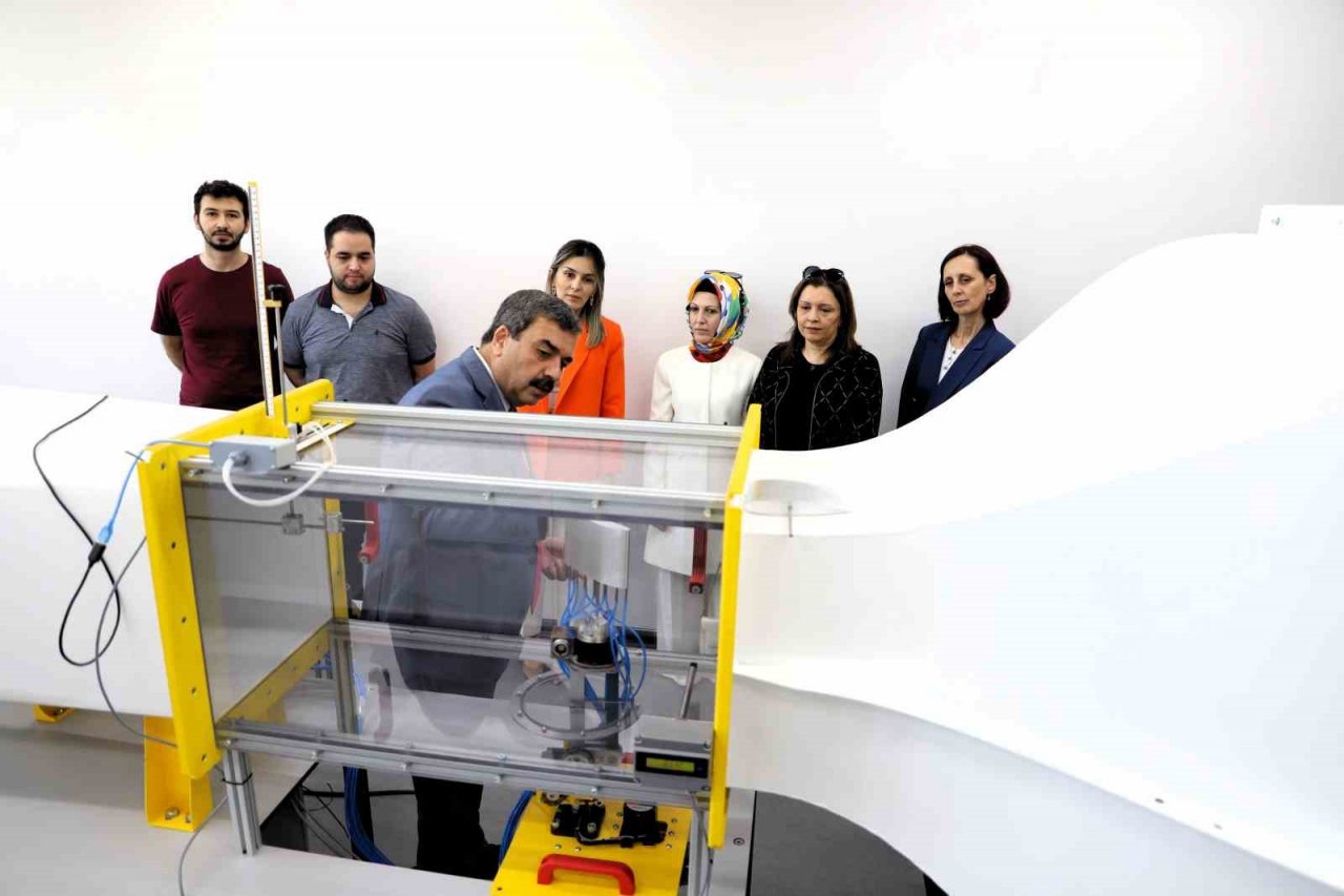 Protokol eşlerinden SBTÜ’ye ziyaret