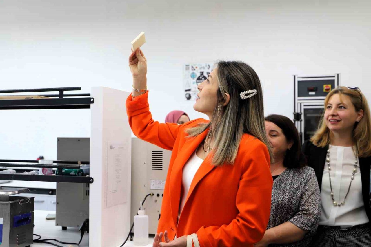 Protokol eşlerinden SBTÜ’ye ziyaret