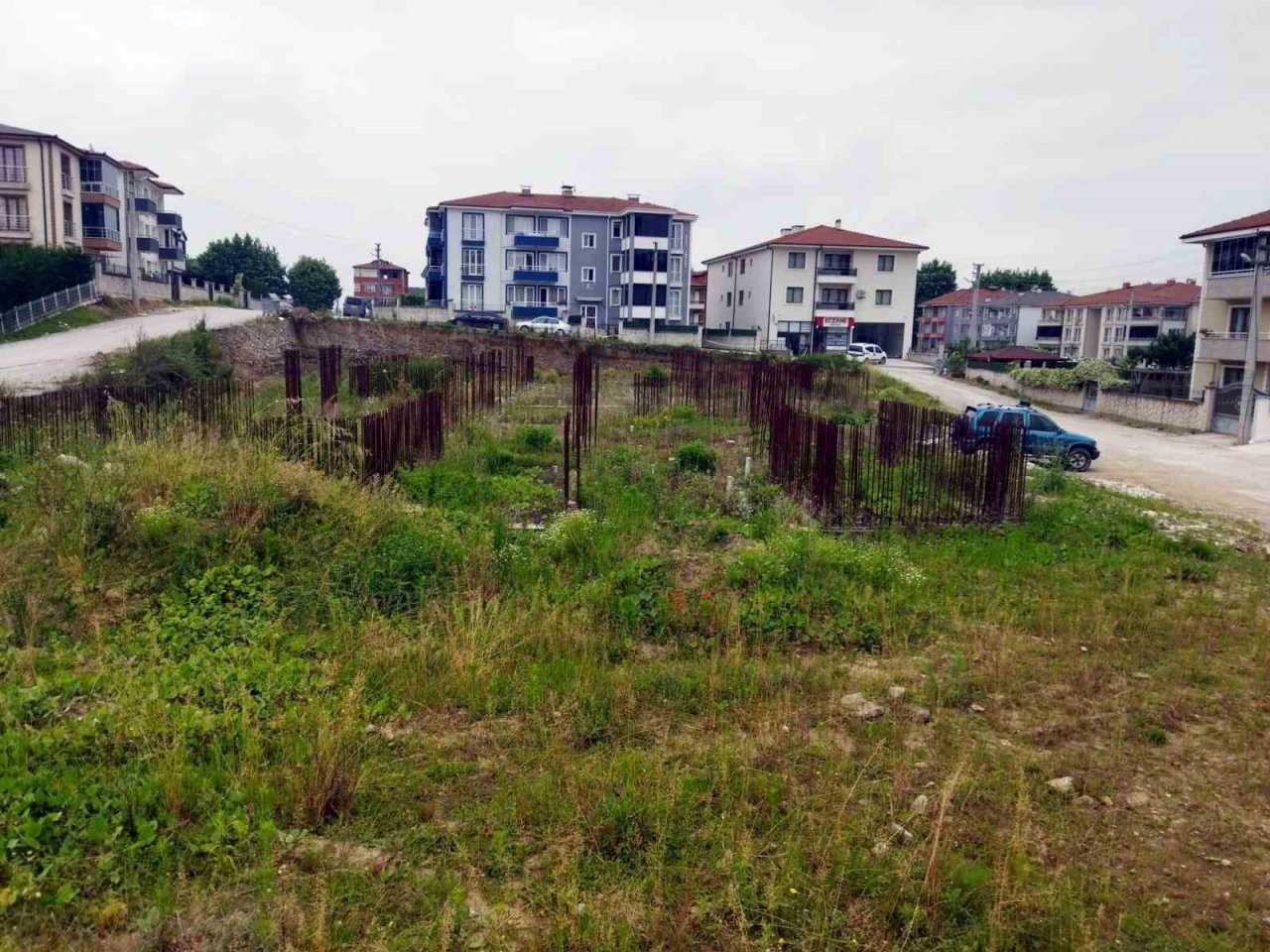 Arifiye’de sağlık ocağı inşaatı çürümeye terk edildi