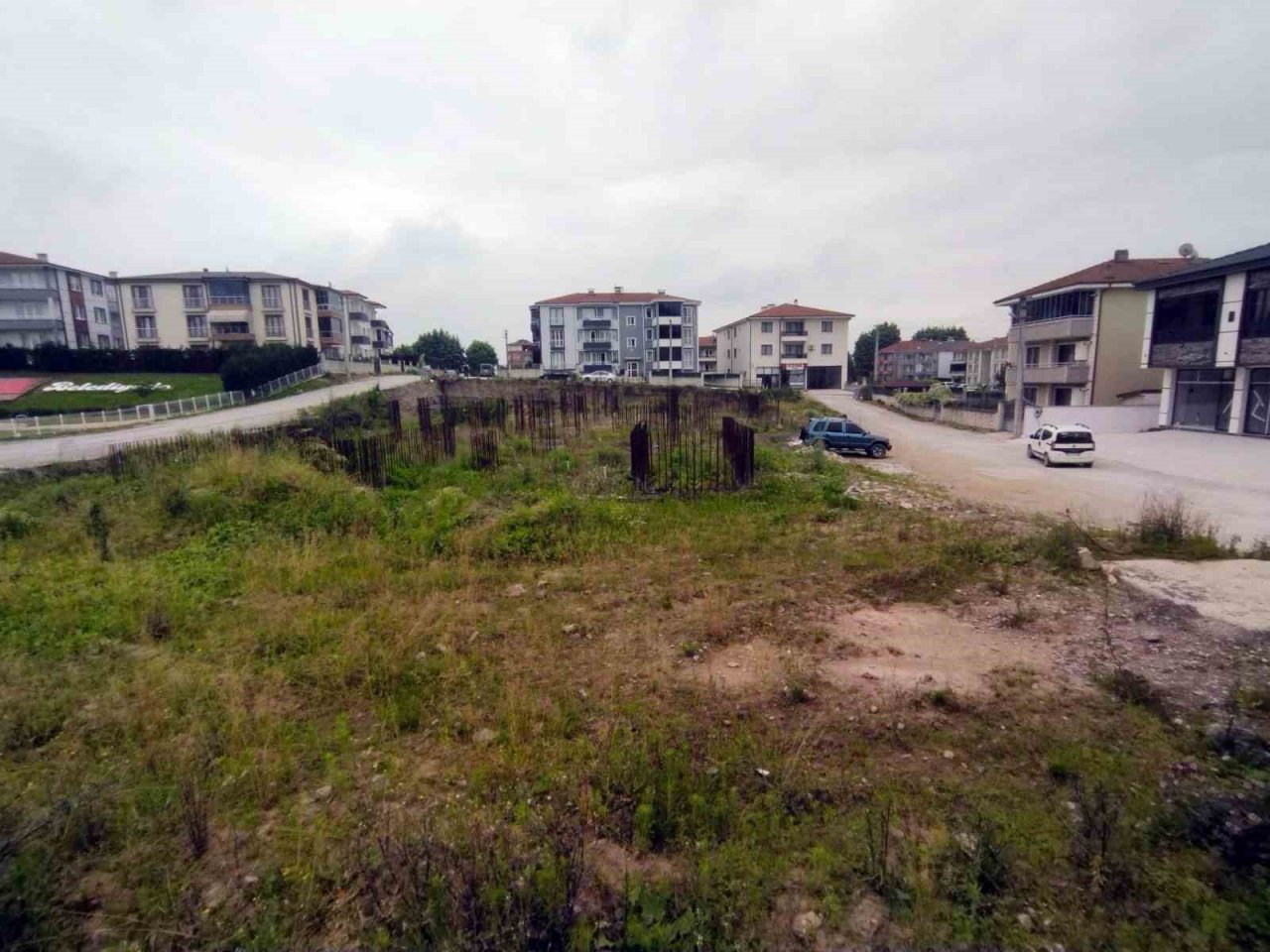 Arifiye’de sağlık ocağı inşaatı çürümeye terk edildi