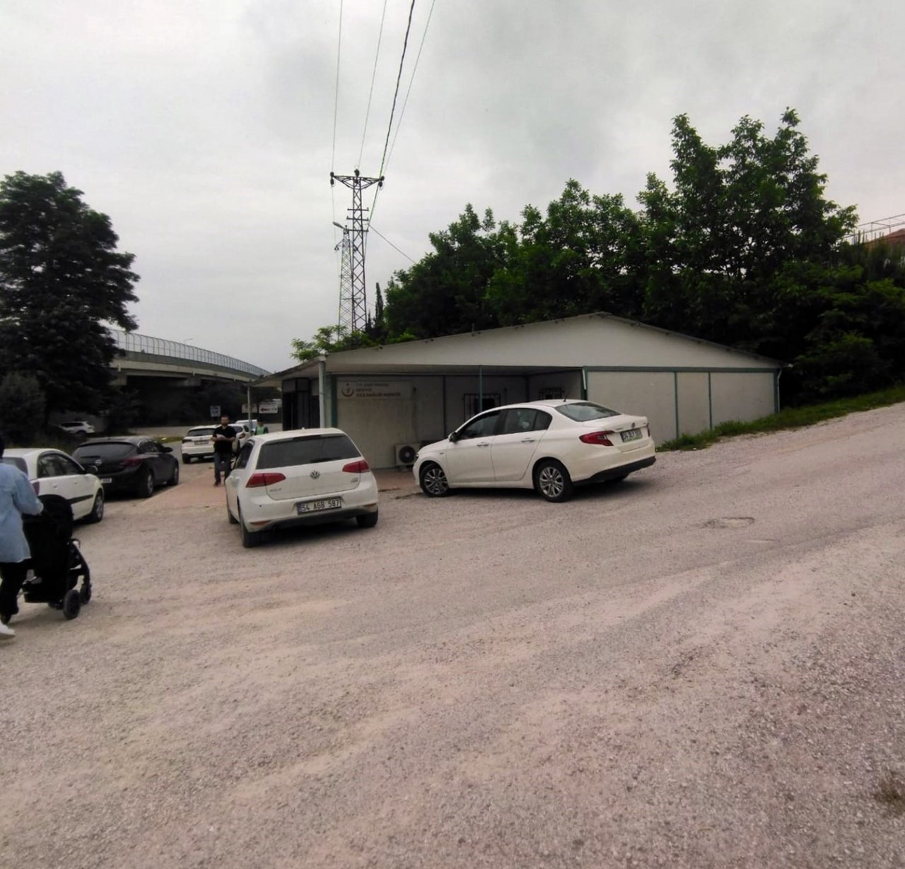 Arifiye’de sağlık ocağı inşaatı çürümeye terk edildi