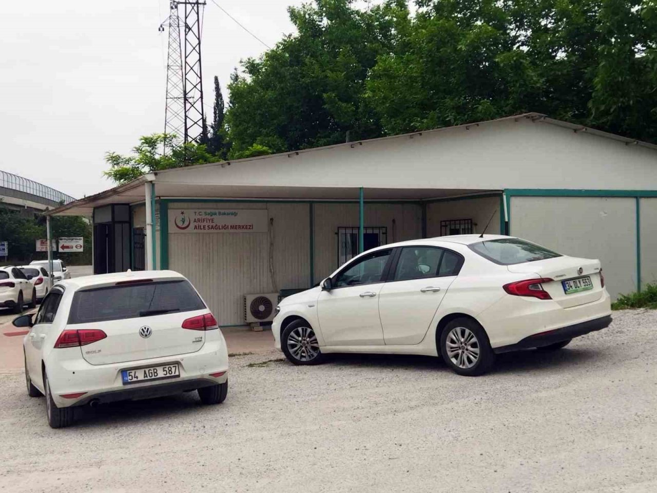 Arifiye’de sağlık ocağı inşaatı çürümeye terk edildi