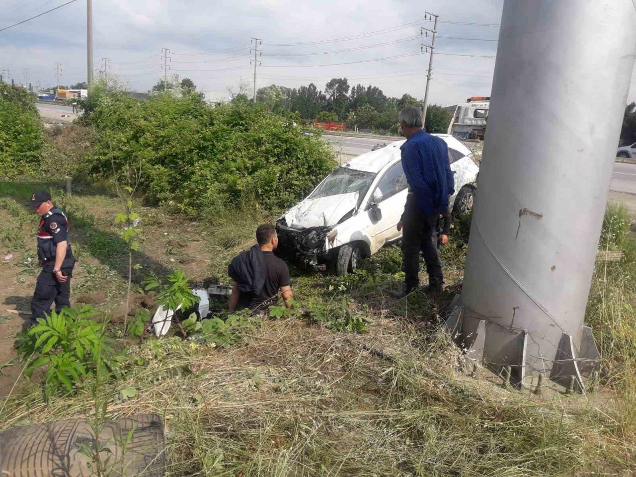 D-100’de kontrolden çıkan otomobil takla attı: 3 yaralı