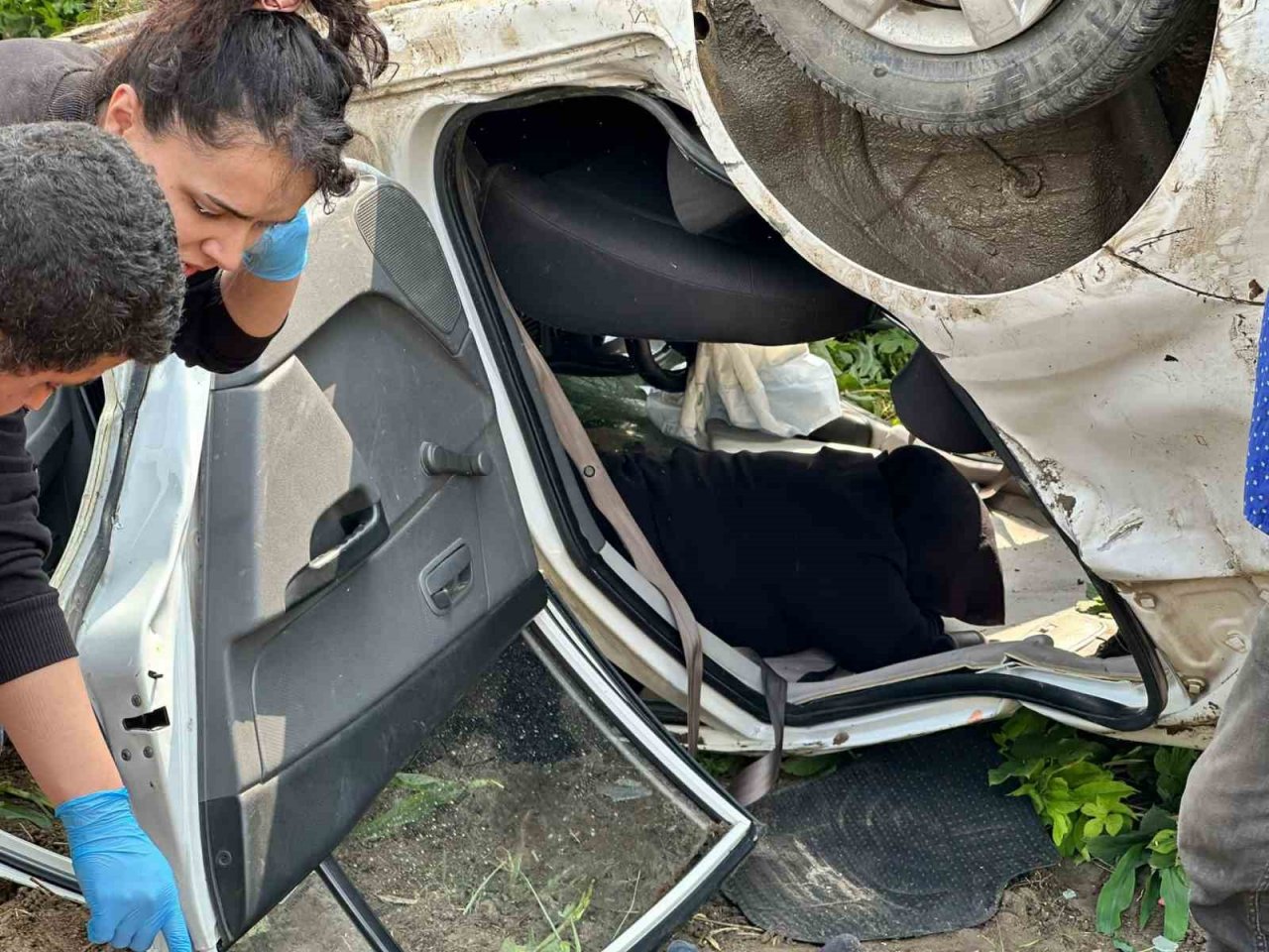 D-100’de kontrolden çıkan otomobil takla attı: 3 yaralı