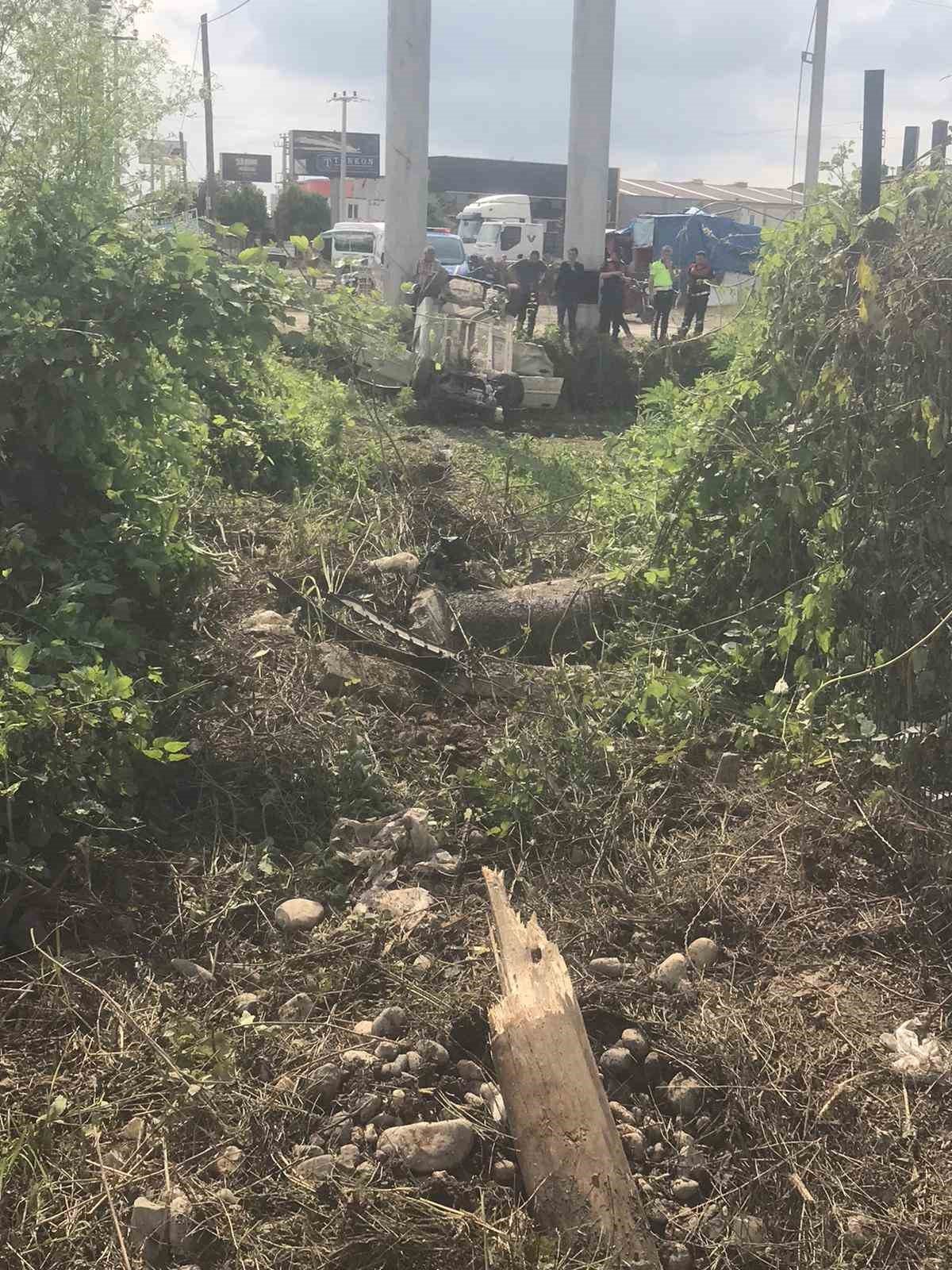 D-100’de kontrolden çıkan otomobil takla attı: 3 yaralı