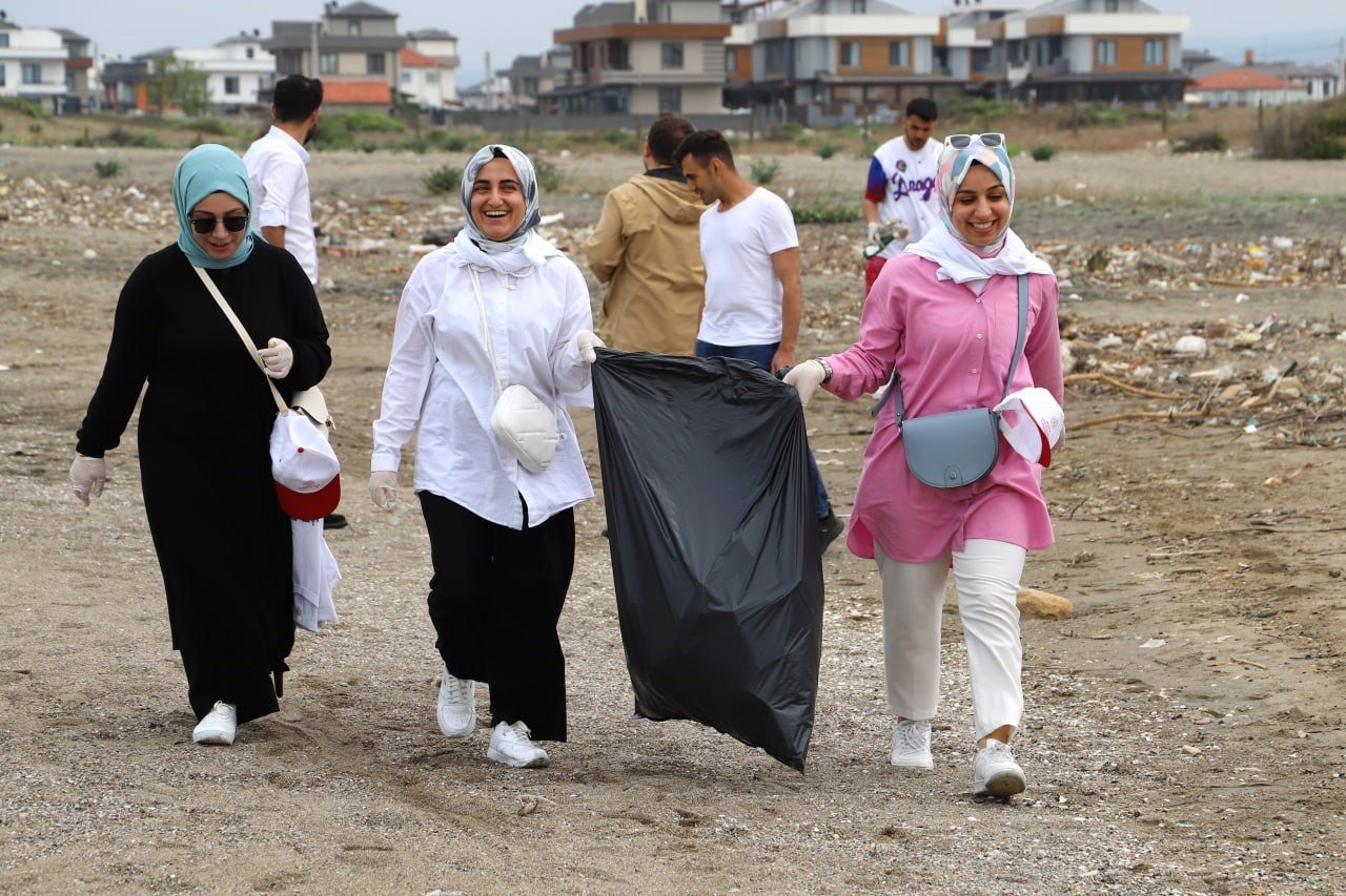 Sakarya’nın tatil yerinden çıkan çöpler şaşırttı