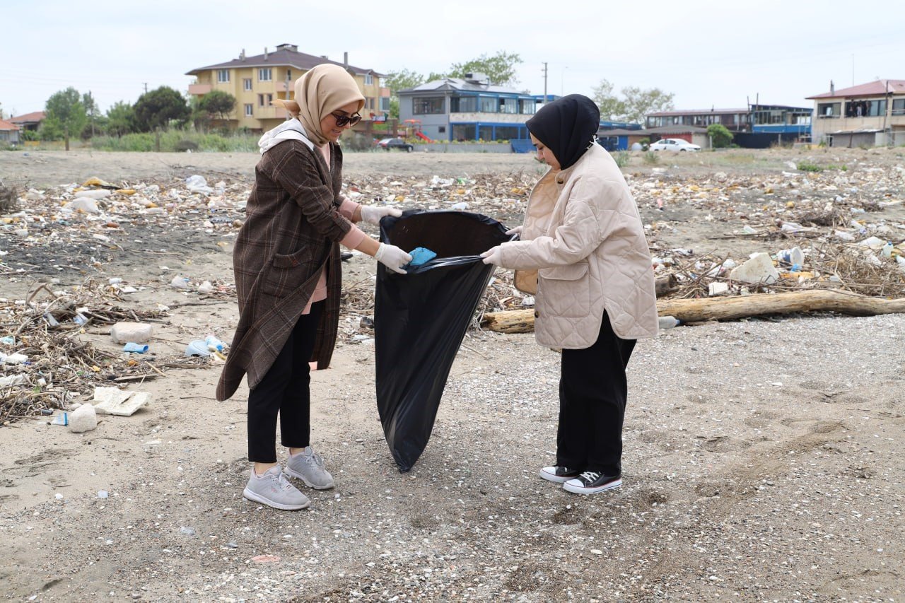 Sakarya’nın tatil yerinden çıkan çöpler şaşırttı