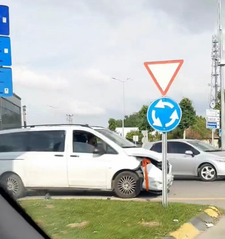 Panelvan ile çarpışan hafif ticari araç ters döndü