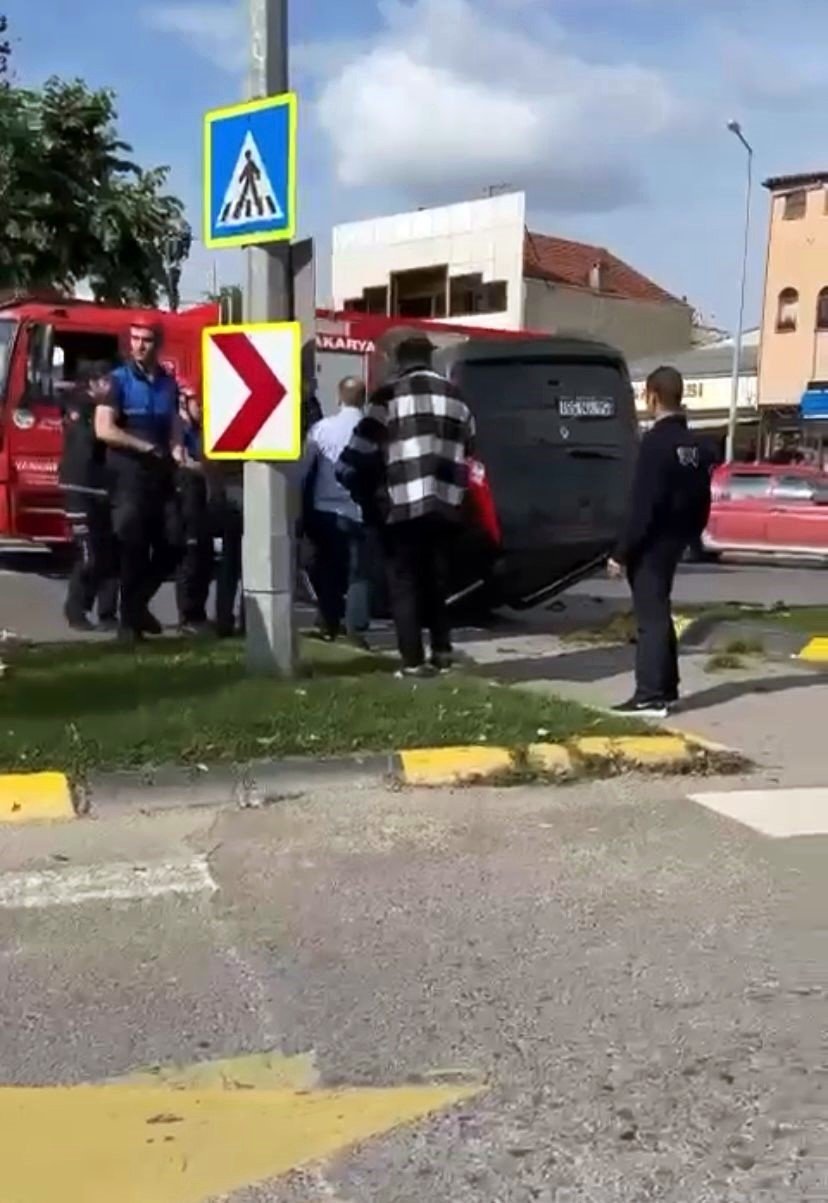 Panelvan ile çarpışan hafif ticari araç ters döndü