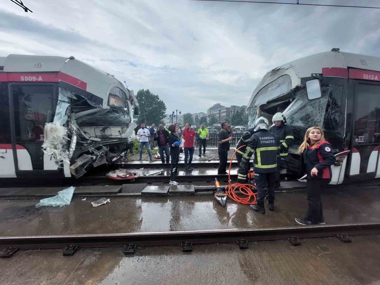 Samsun’da tramvaylar çarpıştı: 1’i ağır 14 yaralı