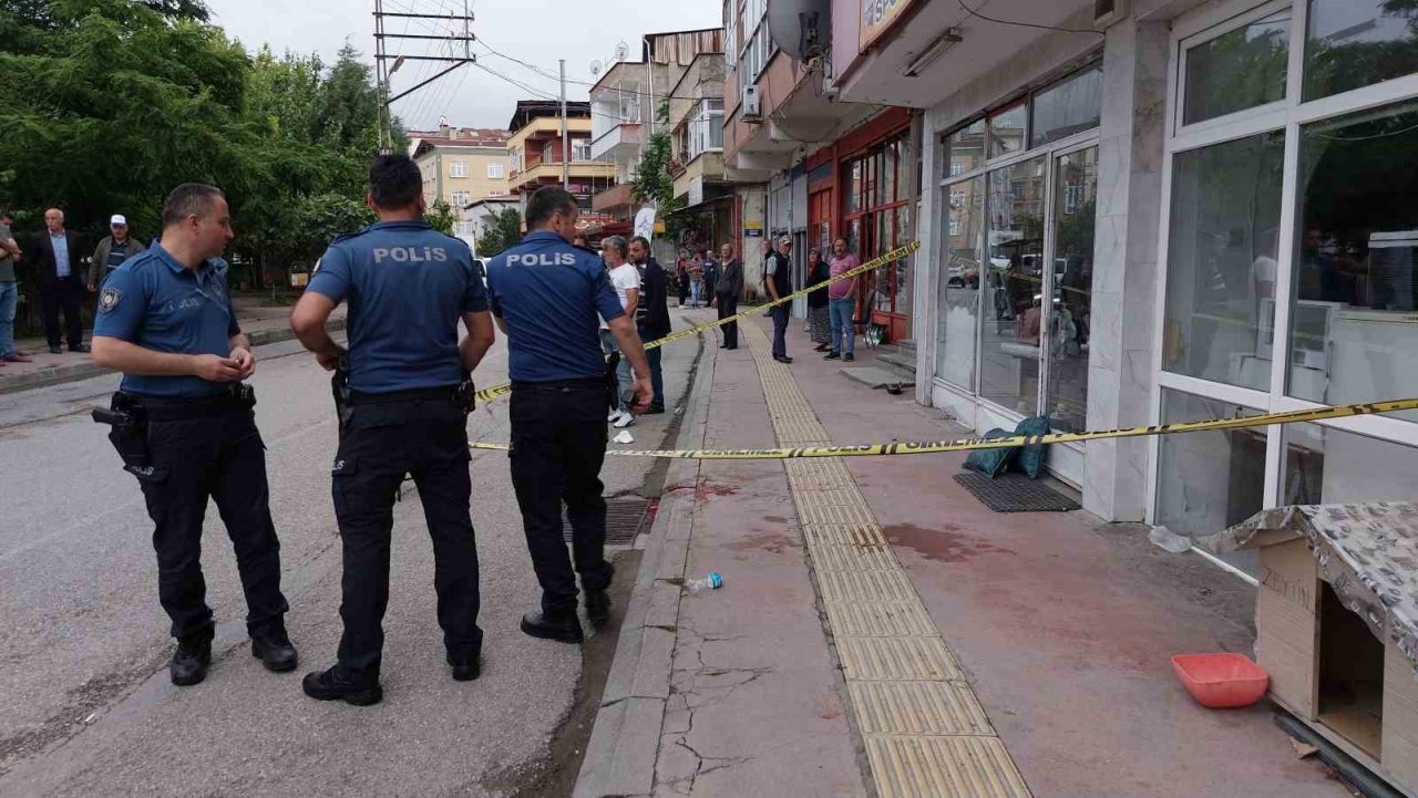 İş yerinin önünde uğradığı silahlı saldırıda ağır yaralandı