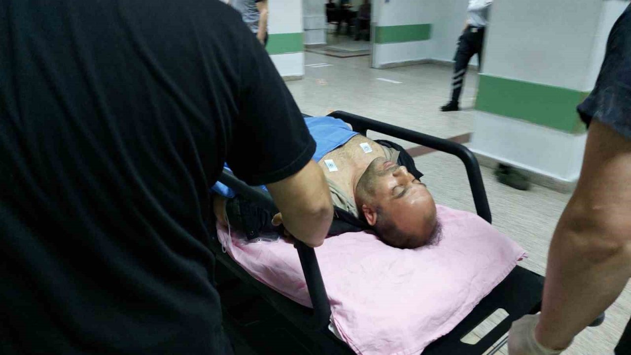 İş yerinin önünde uğradığı silahlı saldırıda ağır yaralandı