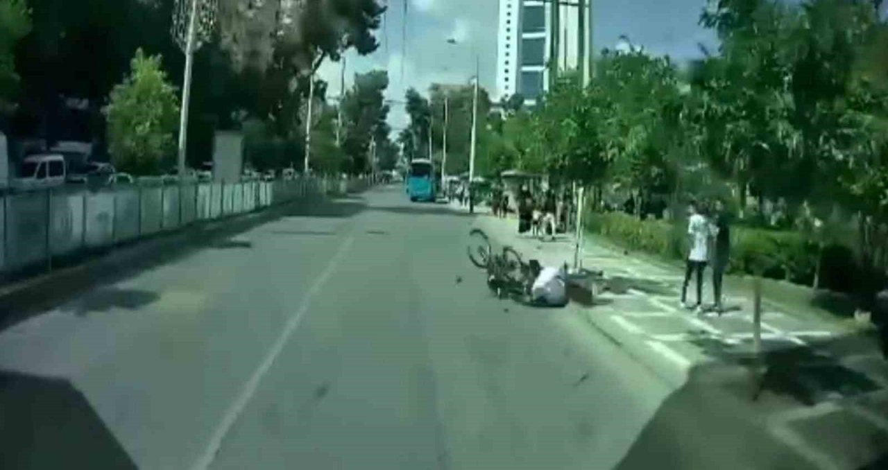 Şanlıurfa’da motosiklet ve bisikletin çarpışma anı kamerada