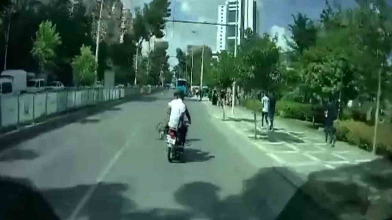 Şanlıurfa’da motosiklet ve bisikletin çarpışma anı kamerada