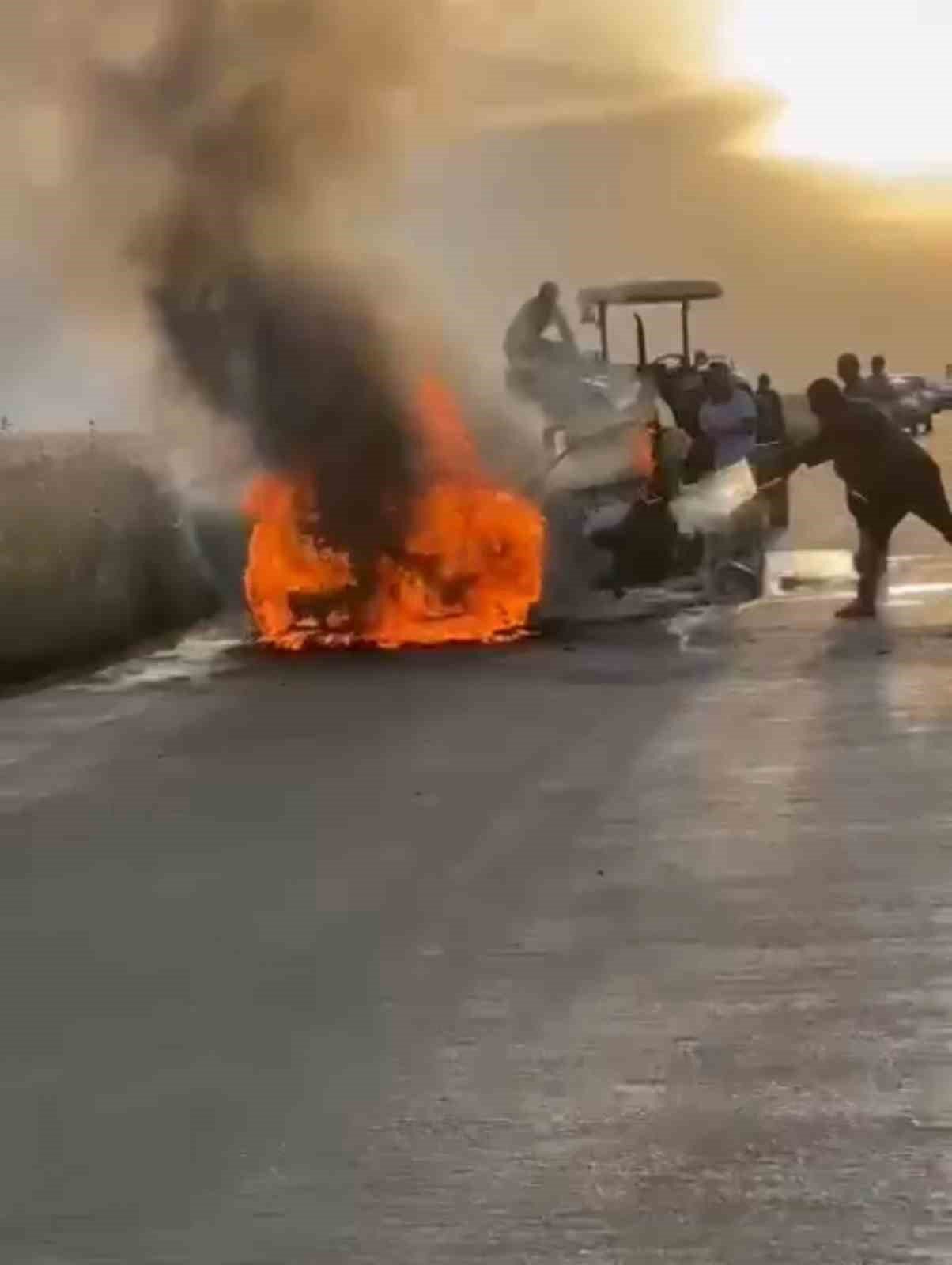 Seyir halindeki otomobil alev topuna döndü