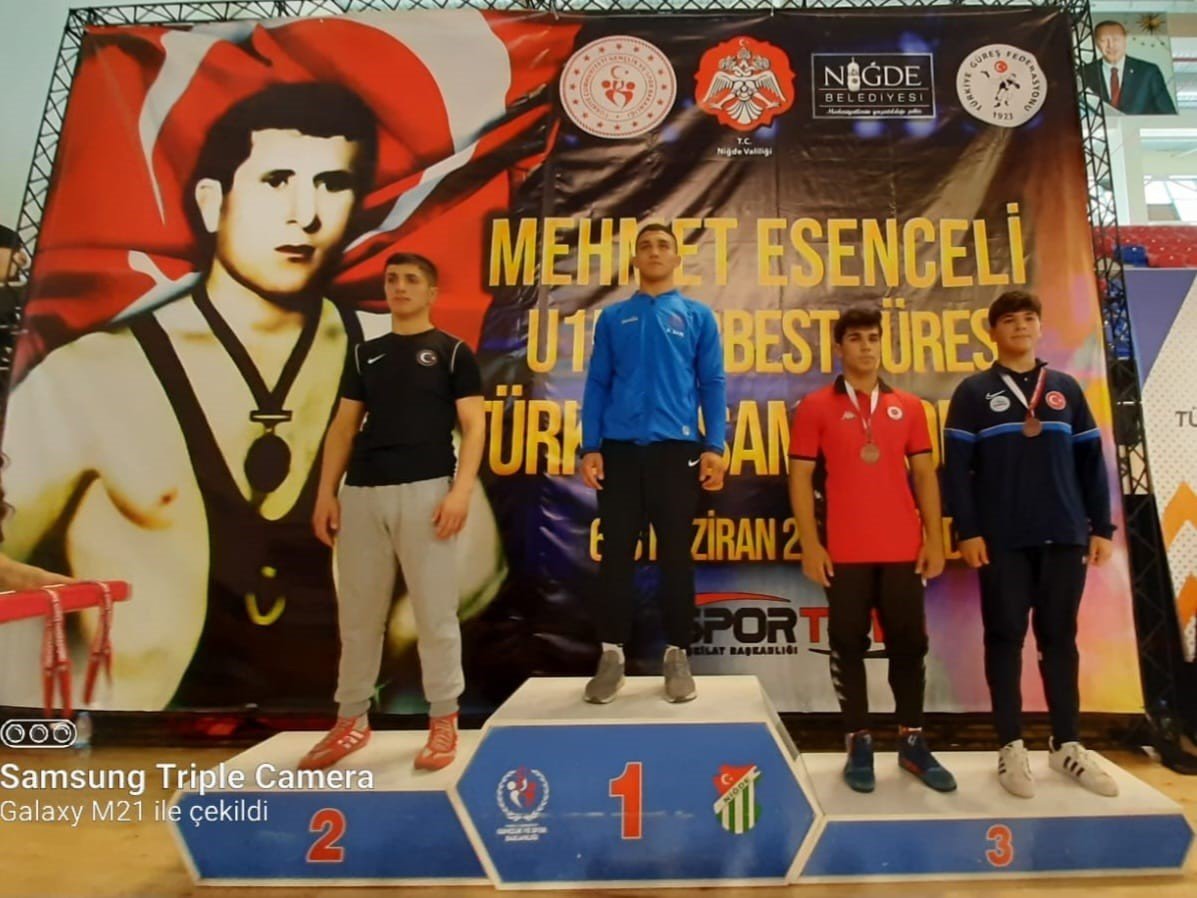 Denizlili güreşçiler minderde altın madalyayı kazandı