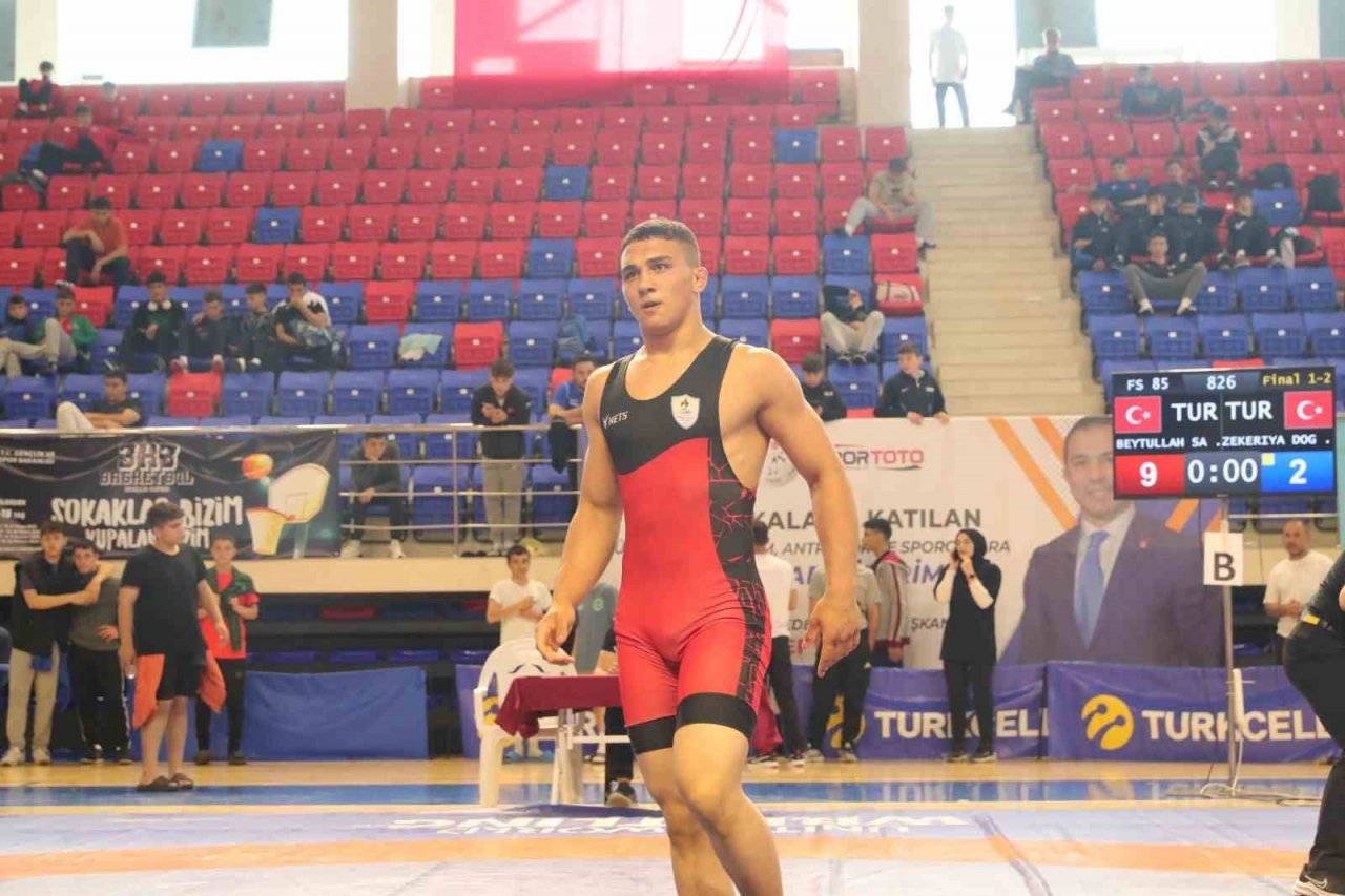 Denizlili güreşçiler minderde altın madalyayı kazandı