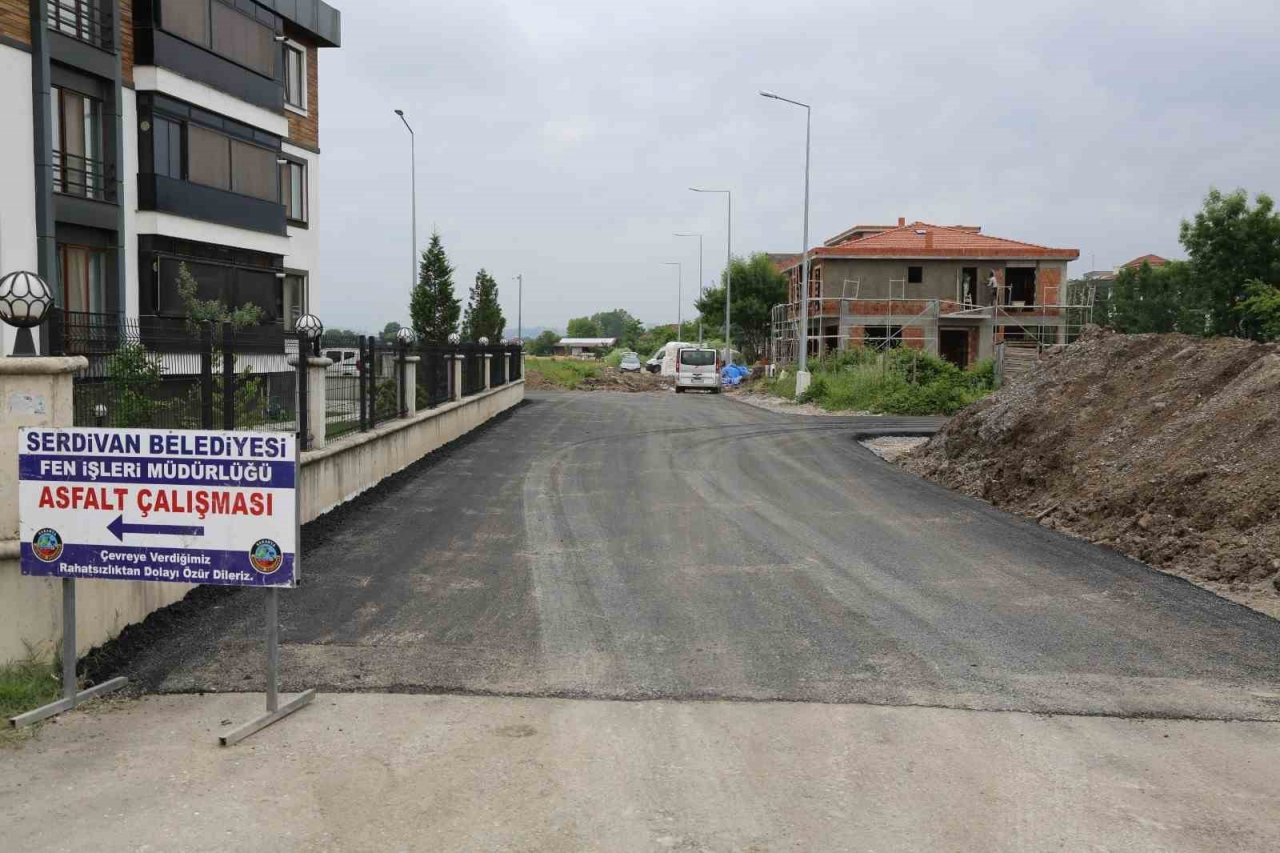 Serdivan’da sıcak asfalt çalışmaları devam ediyor