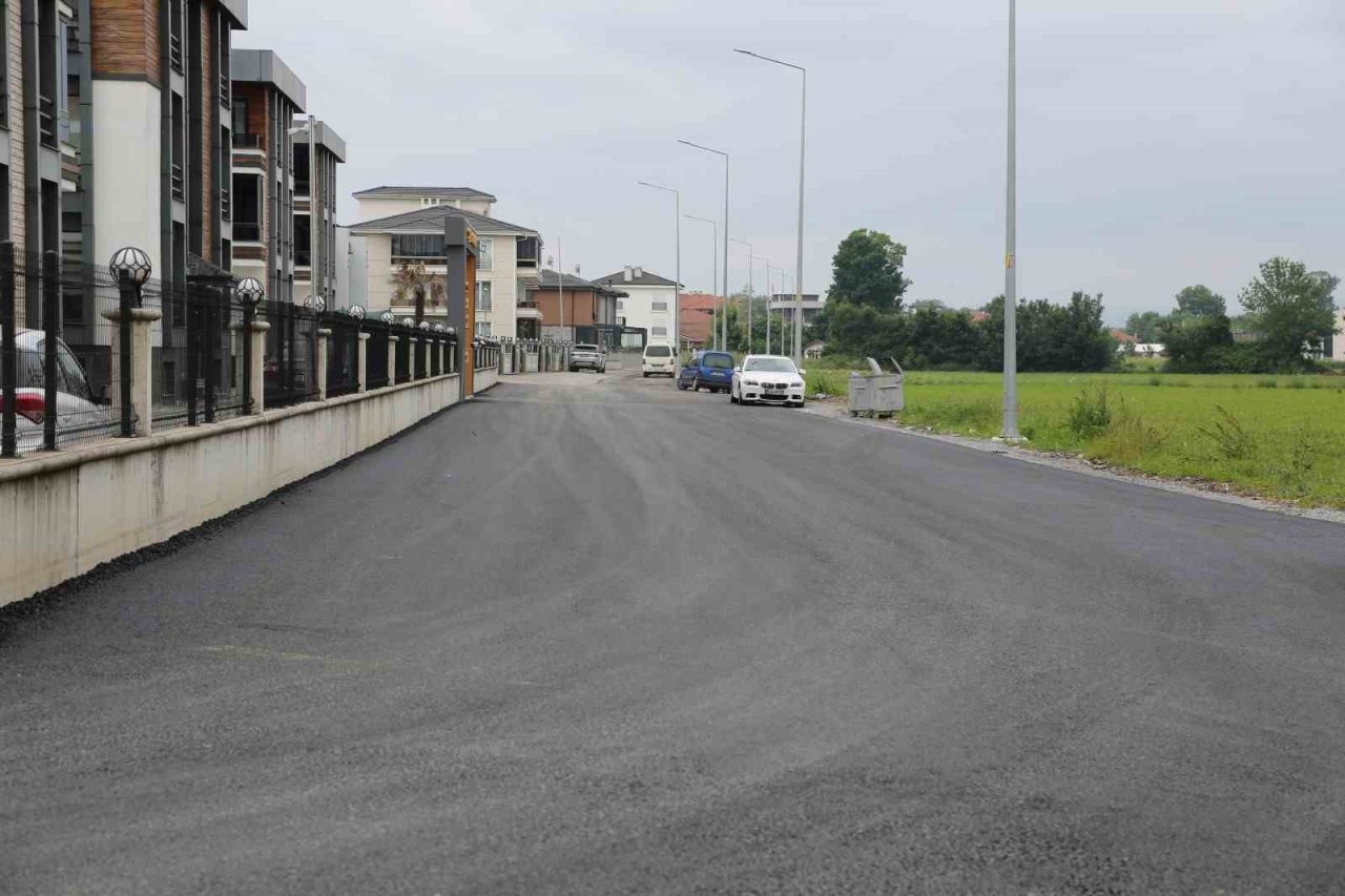 Serdivan’da sıcak asfalt çalışmaları devam ediyor