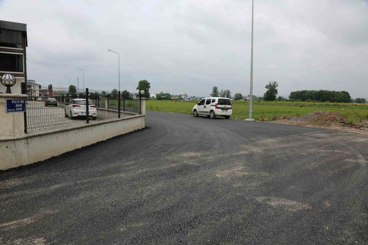 Serdivan’da sıcak asfalt çalışmaları devam ediyor