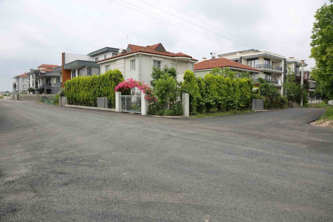 Serdivan’da sıcak asfalt çalışmaları devam ediyor