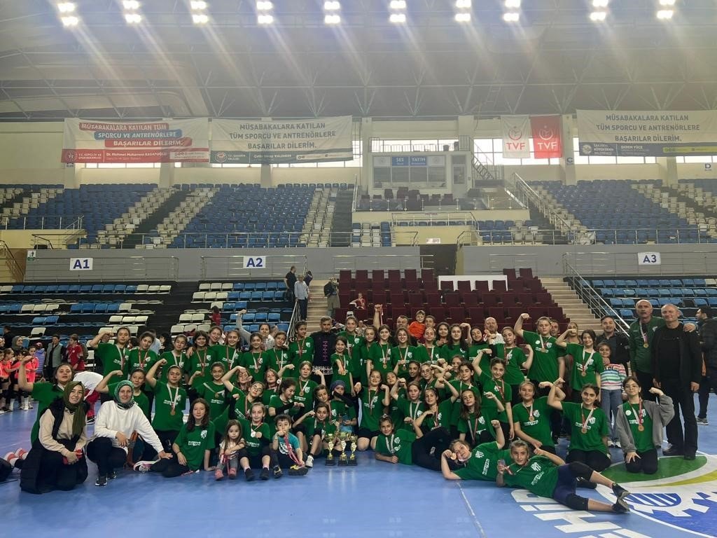 Alaağaç Spor voleybol şenliğinde esti geçti