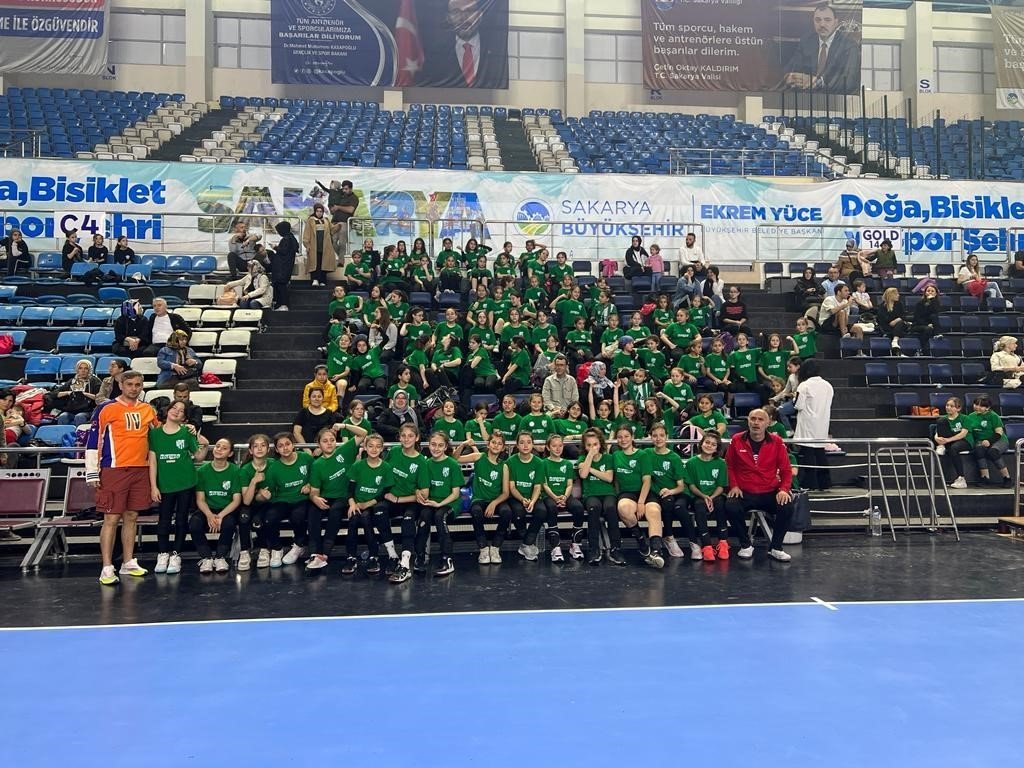 Alaağaç Spor voleybol şenliğinde esti geçti