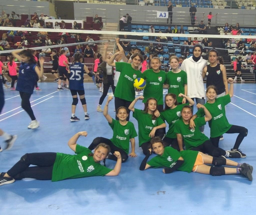 Alaağaç Spor voleybol şenliğinde esti geçti