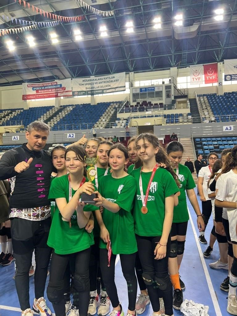 Alaağaç Spor voleybol şenliğinde esti geçti