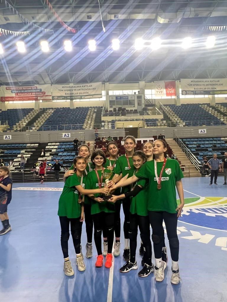 Alaağaç Spor voleybol şenliğinde esti geçti