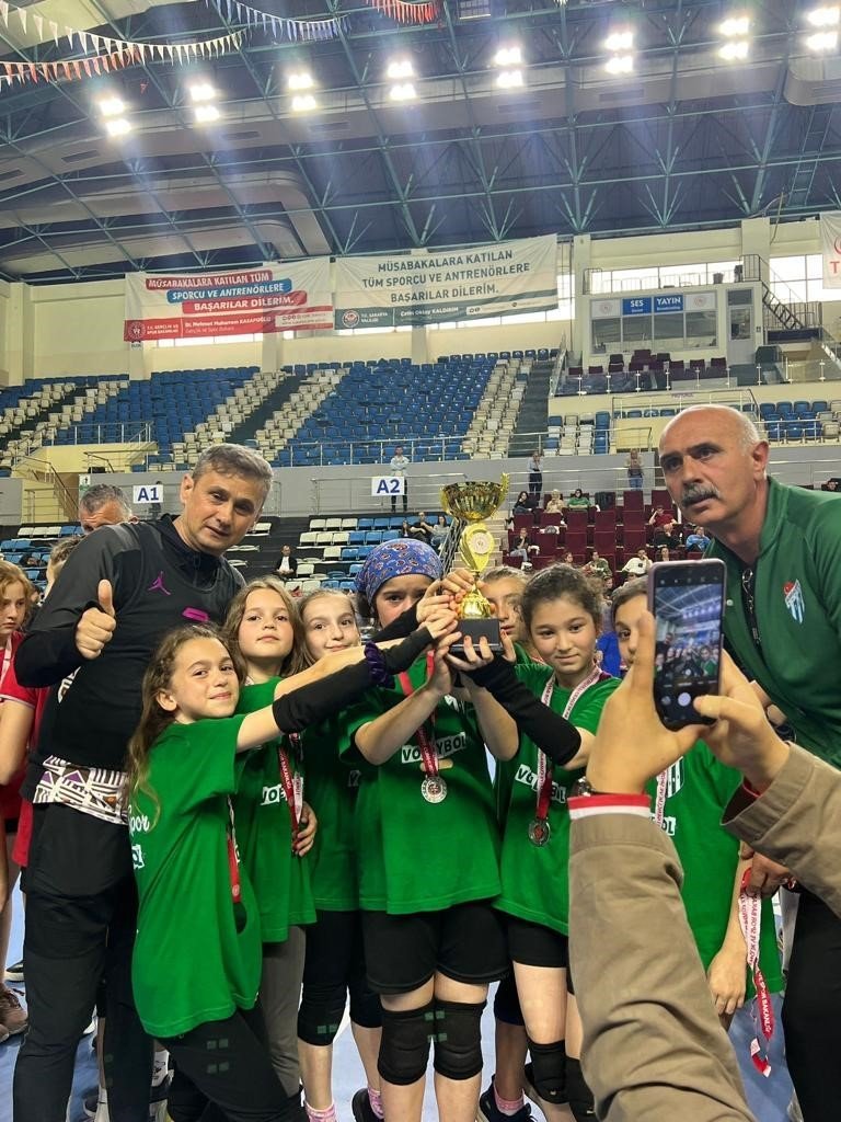 Alaağaç Spor voleybol şenliğinde esti geçti