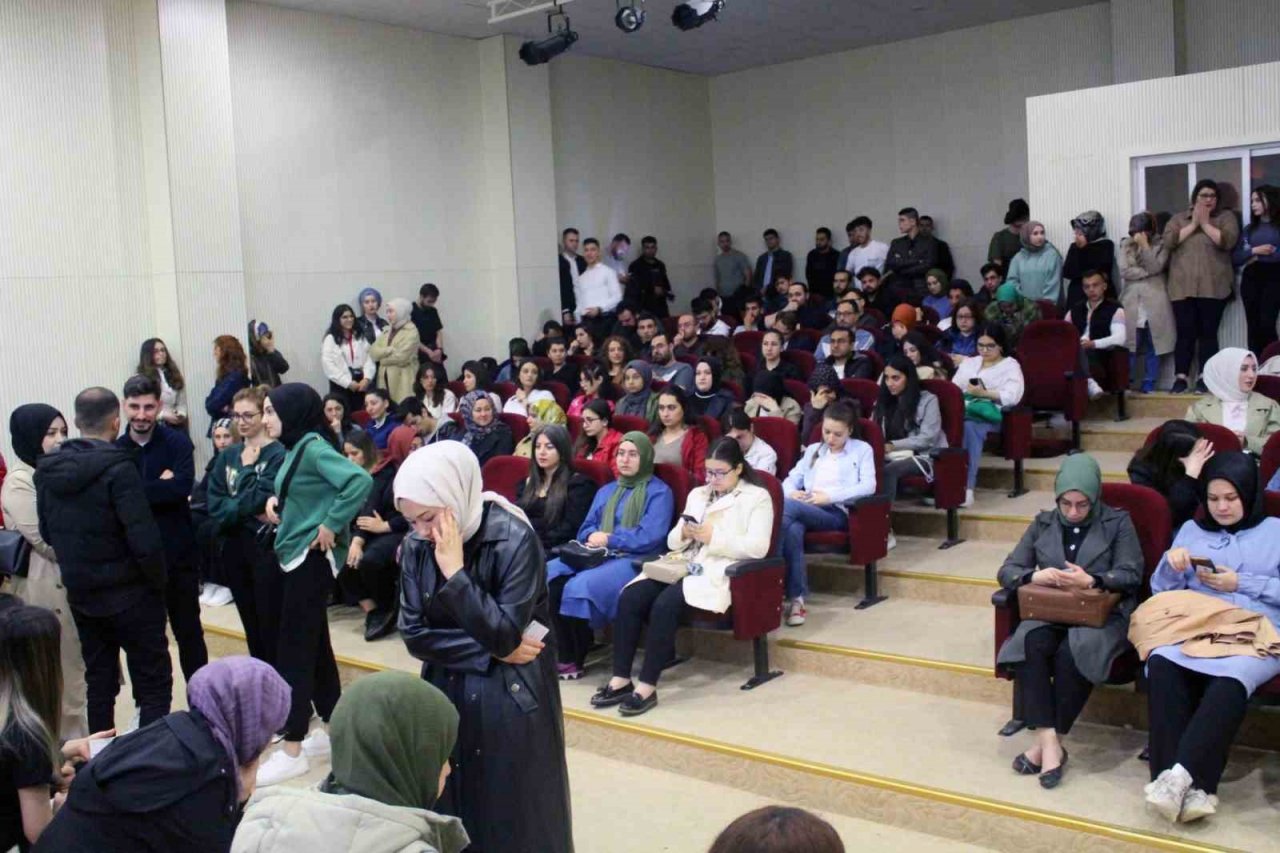 Sivas’ta katip adayları klavye sınavında ter döktü