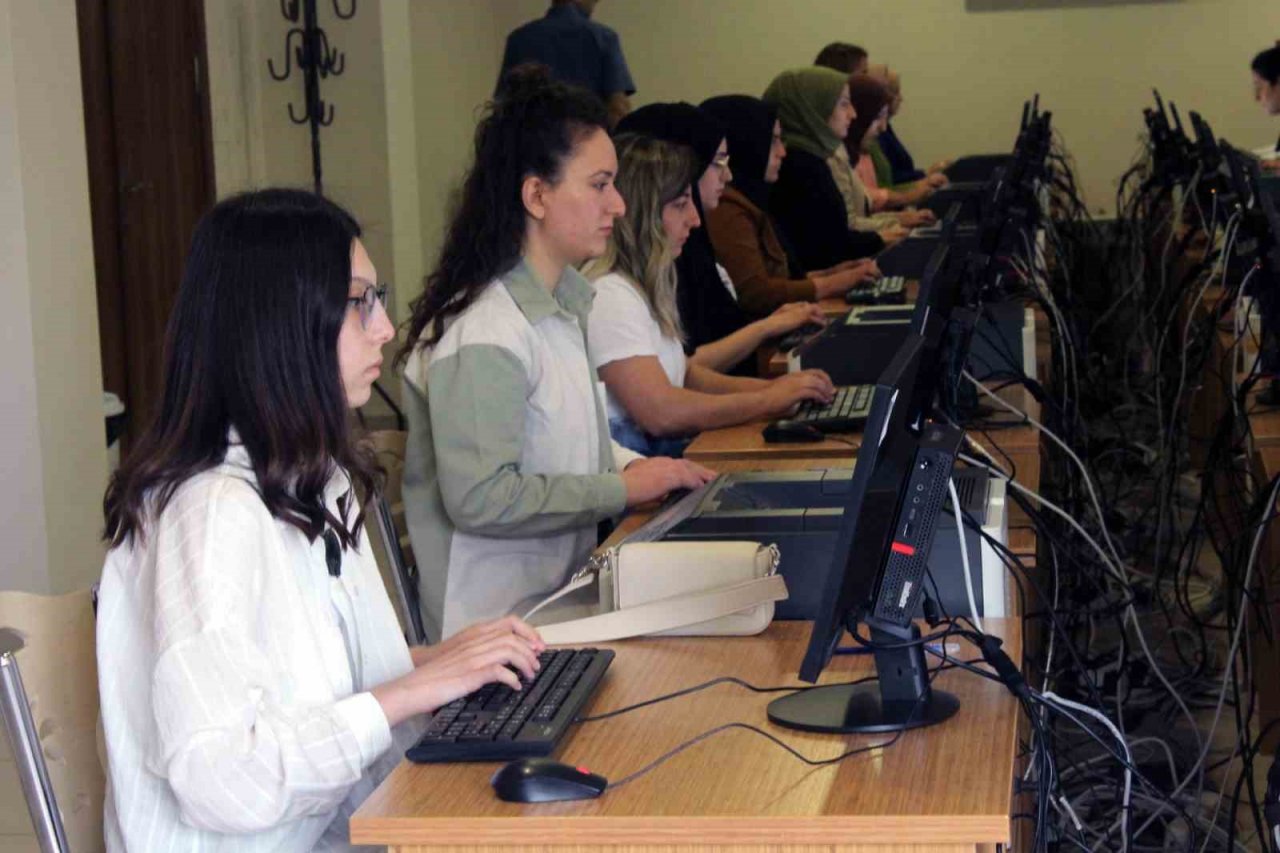 Sivas’ta katip adayları klavye sınavında ter döktü