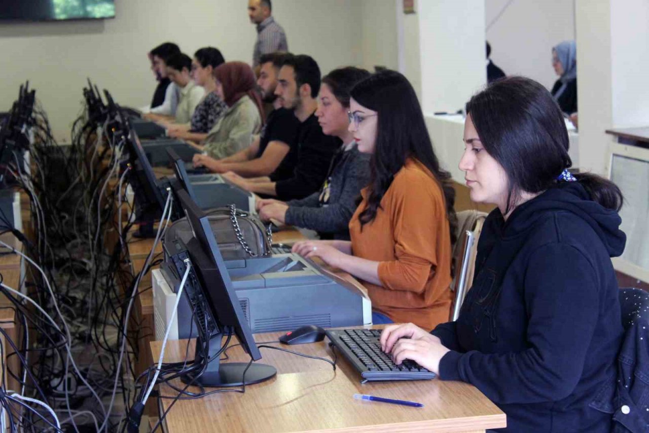 Sivas’ta katip adayları klavye sınavında ter döktü