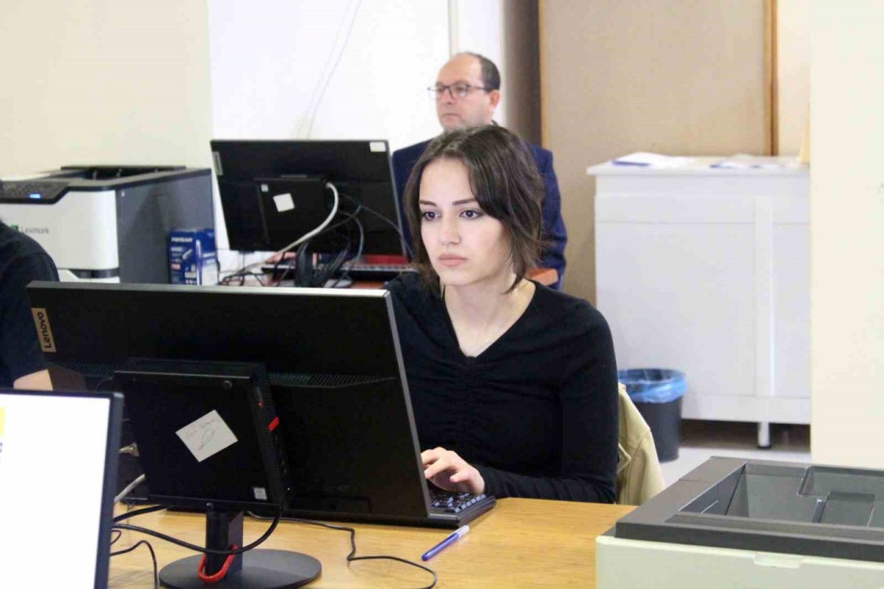 Sivas’ta katip adayları klavye sınavında ter döktü