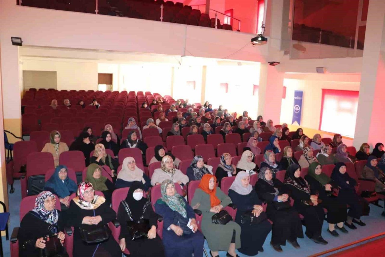 Sivas’ta hacı adaylarına seminer verildi