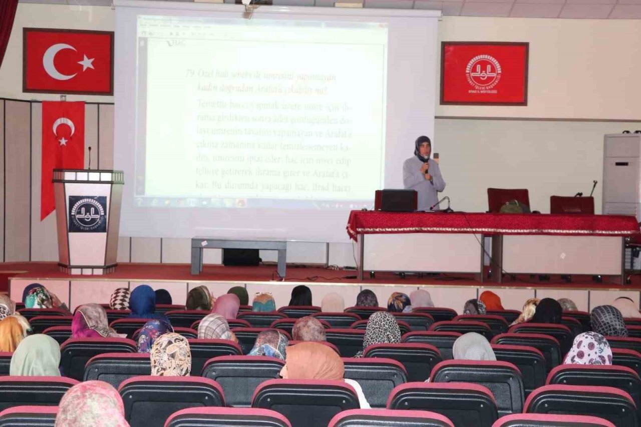 Sivas’ta hacı adaylarına seminer verildi