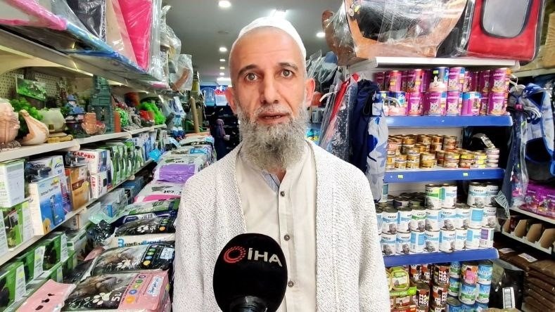 Sultangazi’de hırsızlar petshoptan çaldıkları kuşları montun cebine sakladı: O anlar kamerada